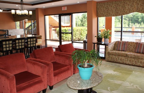 Crestview Hotel | HomeTown Inn & Suites