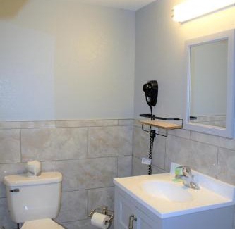Scottsburg Hotel | Hometowne Inn & Suites