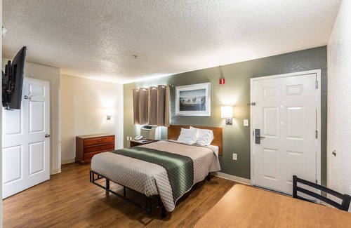 Gainesville Hotel | HomeTowne Studios By Red Roof Gainesville, GA