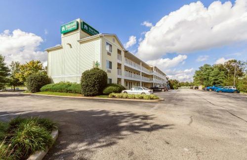 Maple Shade Hotel | HomeTowne Studios by Red Roof Philadelphia - Maple Shade, NJ