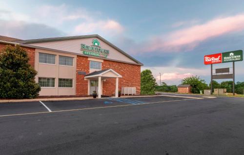 New Castle Hotel | HomeTowne Studios by Red Roof Wilmington - New Castle