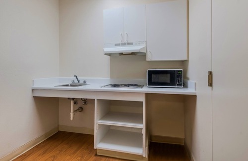 Orlando Hotel | HomeTowne Studios by Red Roof Orlando - UCF Area