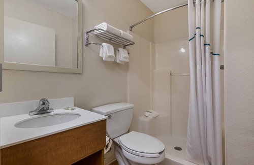 Orlando Hotel | HomeTowne Studios by Red Roof Orlando - UCF Area