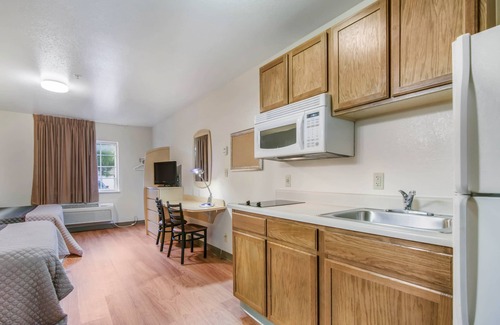 Bentonville Hotel | HomeTowne Studios & Suites by Red Roof Bentonville