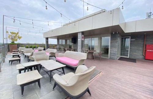 Semarang Apartment | Homey and Comfort Living Studio Apartment Warhol (W/R) Residences By Travelio