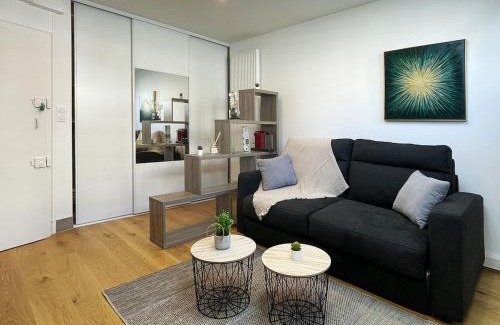 Annemasse Apartment | HOMEY TINY - Chambre privée - Située en Hyper-centre - Disney Plus et Wifi inclus - Sans SDB - Proche de Genève et des transports en commun