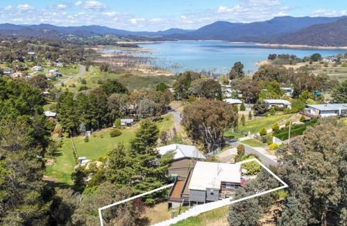 Goughs Bay House | Honey Bee Lodge - The best of Victoria’s stunning High Country!