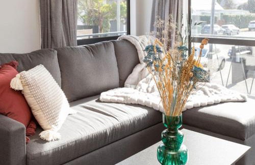 Edgeware Apartment | Honey for the Money Warm Sunny 10 mins CBD