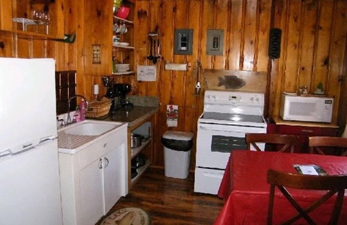 Greer Cabin | Honeymoon Cozy Forest Cabin