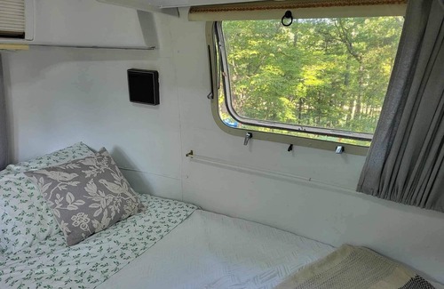 Cassville House | Honeysuckel Hideout-Glamping Airstream-Lake front, intended for adults only