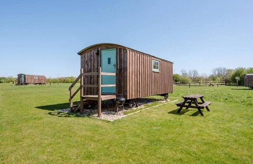 Bedfield Cabin | Honeysuckle Farm Hut 7 - Suffolk Farm Holidays
