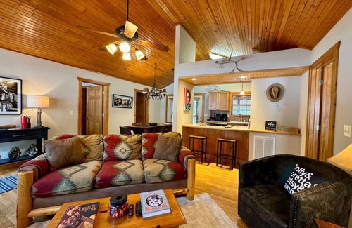 Reeds Spring Cabin | Honky Tonk Hideaway 4 mi. to SDC