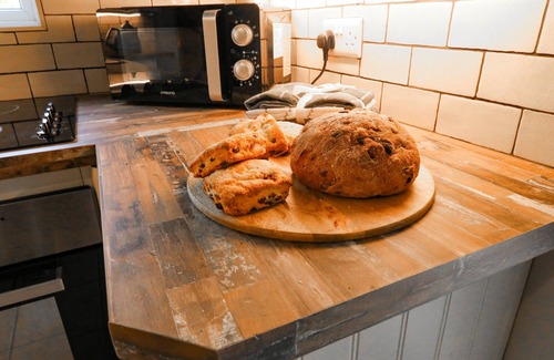 Longnor Cottage | HOOBROOK COTTAGE, pet friendly, with hot tub in Butterton