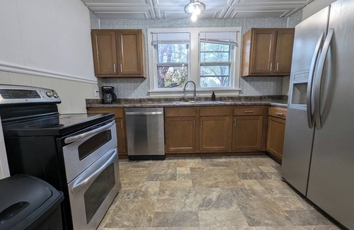 Marion House | Hook, Wine & Sinker - 2Bed/1Bath w Game Space and Extra Parking