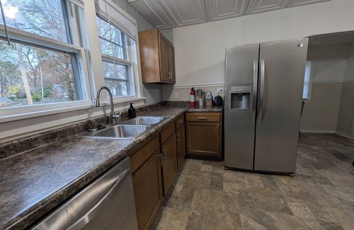 Marion House | Hook, Wine & Sinker - 2Bed/1Bath w Game Space and Extra Parking