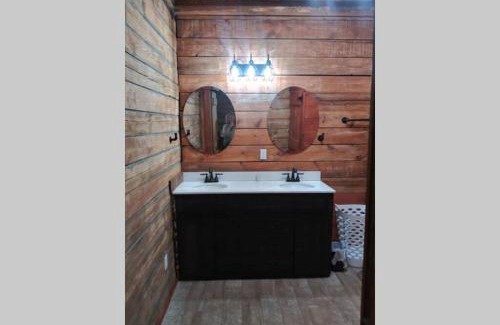 Cleveland House | Hoot Nanny's Rustic Cabin on Mossy Creek