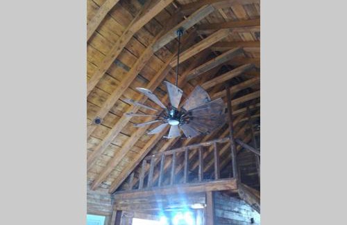 Cleveland House | Hoot Nanny's Rustic Cabin on Mossy Creek