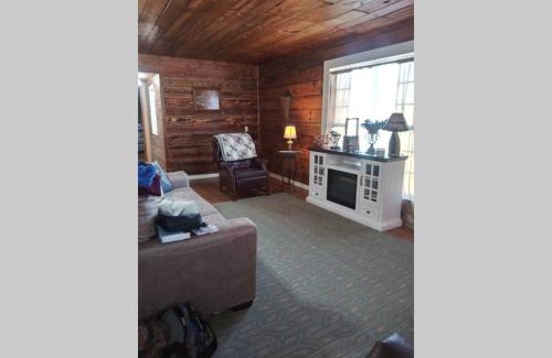 Cleveland House | Hoot Nanny's Rustic Cabin on Mossy Creek