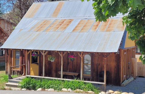 Winthrop House | Hoot Owl Cabin-Dog Friendly, Simply Adorable and Located in Downtown Winthrop!
