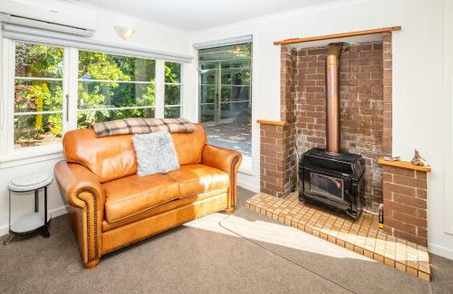 Te Anau House | Hop, Skip and Jump to the Lake - Te Anau House