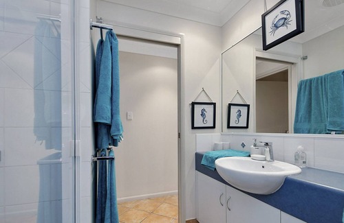 Cooee Bay Apartment | HOP, SKIP & SHORT WALK TO COOEE BAY BEACH