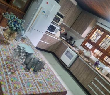 Centro House | Hospedagem Sil e Jean quarto triplo, cozinha compartilhada com outros hóspedes