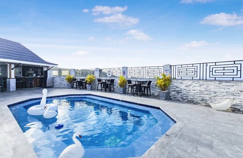 St.Bran's Burg Apartment | Hospitality Expert BTS 8: Pool, Beach & Bar