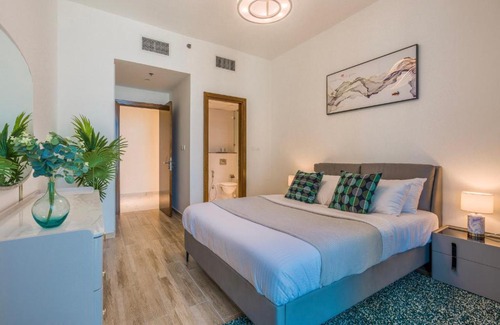 Al Quoz Apartment | HOSPITALITYEXPERT 2BR High Floor flat Sleeps 5 Panoramic Canal & Ocean Views Stunning Pool