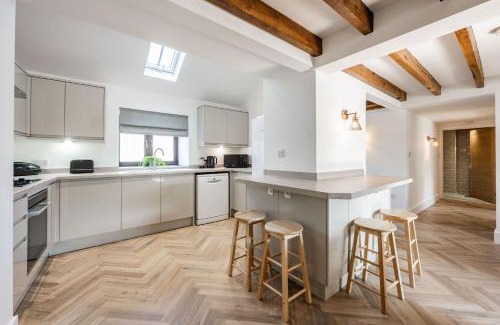 Roughton House | Host & Stay - Fender Cottage