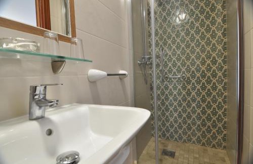 La Catedral House | Hostal Almanzor