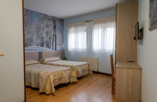 Rabe de las Calzadas House | Hostal-Bar Restaurante "La Fuente"