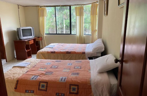 Banos de Agua Santa House | Hostal San Marín