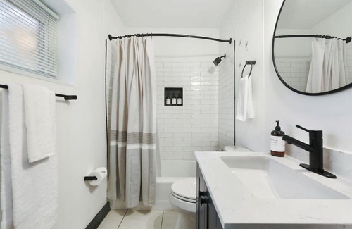 Lower Lawrenceville Apartment | HostWise Stays - Butler St - Private Entrance on Ground Floor - Lower Lawrenceville
