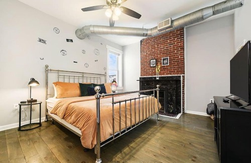 East Allegheny House | HostWise Stays - Triplex, Great for Groups, 3 Separate Apts, Free Parking