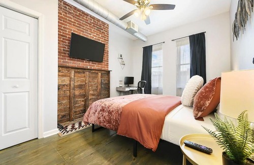East Allegheny House | HostWise Stays - Triplex, Great for Groups, 3 Separate Apts, Free Parking