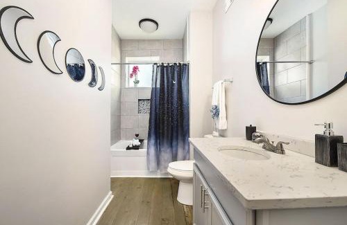 East Allegheny House | HostWise Stays - Triplex, Great for Groups, 3 Separate Apts, Free Parking
