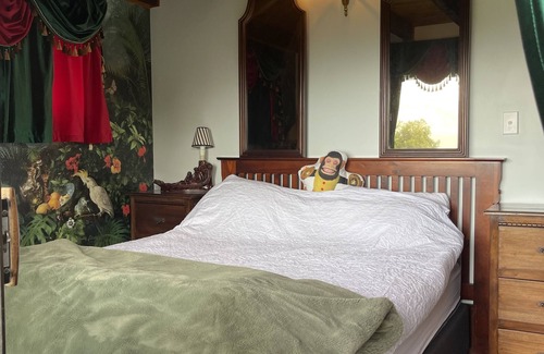 Waiatarua House | Hot spa, unique 3 bedroom sanctuary with views
