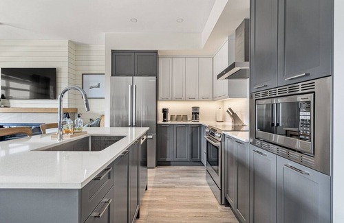 East Kootenay Apartment | Hot Tub | 2 Min From Lake | Modern | Shuffle Board
