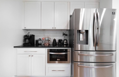 Shoreline House | *HOT TUB & AC* Single Level house| EV Charger, King Bed | Parking