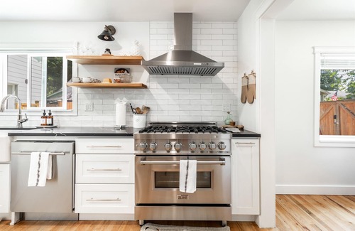 Shoreline House | *HOT TUB & AC* Single Level house| EV Charger, King Bed | Parking