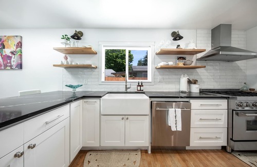 Shoreline House | *HOT TUB & AC* Single Level house| EV Charger, King Bed | Parking