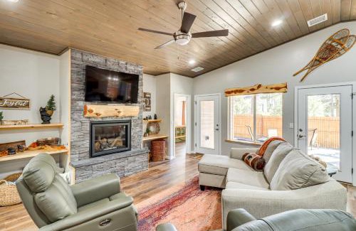 Show Low House | Hot Tub and Outdoor Living Relaxing Show Low Cabin