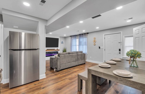 Seaside Heights Apartment | Hot Tub. Arcade Room. King Bed+ 2 Full Size Beds w/linens+towels provided.