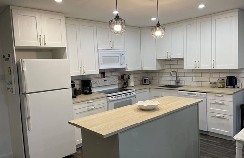 Golden House | Hot Tub available Nov 1st/25 - Mountain views - Family Friendly - Pet Friendly