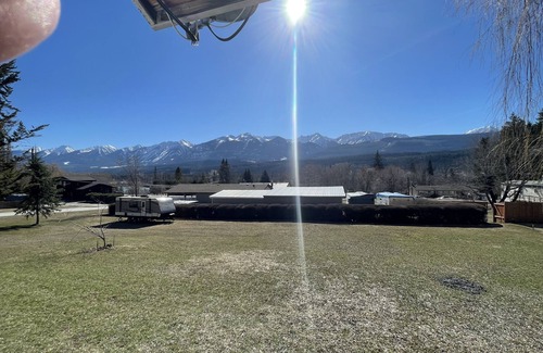 Golden House | Hot Tub available Nov 1st/25 - Mountain views - Family Friendly - Pet Friendly
