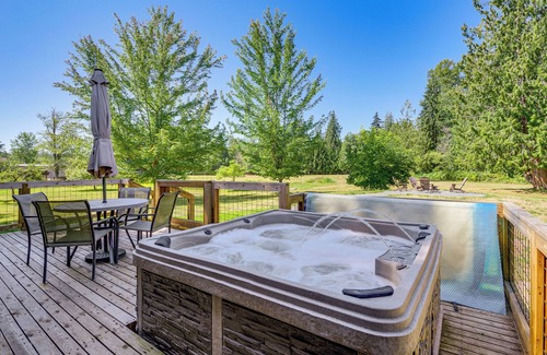Arlington Heights Cabin | Hot Tub & Deck: Dog-Friendly Arlington Cabin