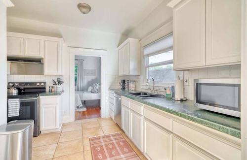 King House | Hot Tub Fast WiFi AC | King Neighborhood Gem