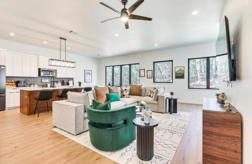 Bastrop House | Hot Tub, Game Room and Fire Pit Evergreen Escape