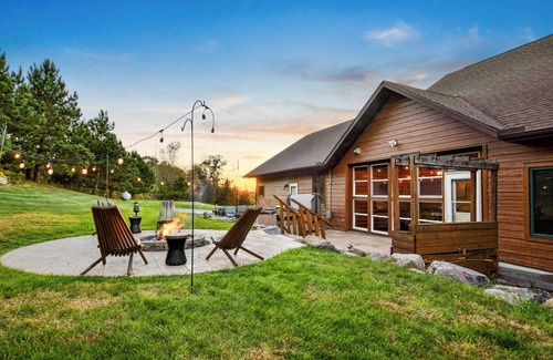 Baraboo House | Hot Tub! Game Room! Sauna! Grill! Baraboo/Dells