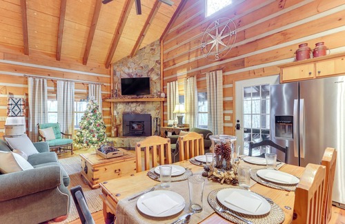 Dial Cabin | Hot Tub & Games: Ridgetop Cabin in Blue Ridge!